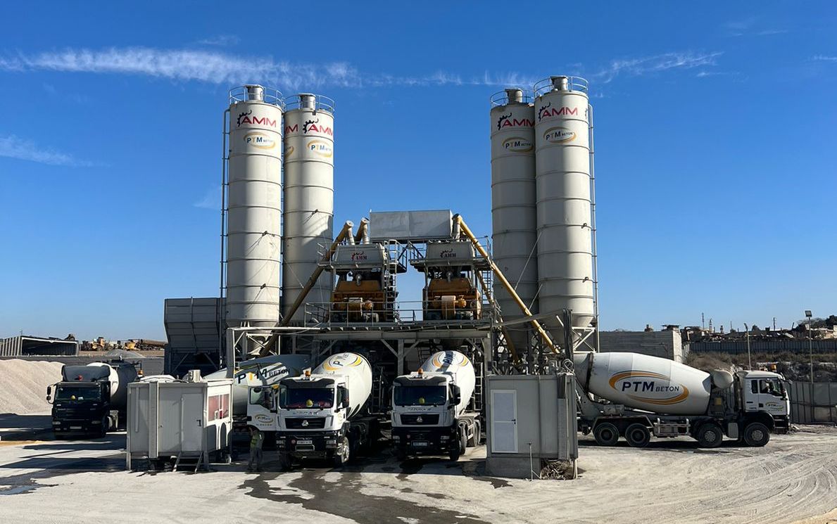 Équipe PTM BETON sur un chantier de construction — Plus de 15 ans d'expérience dans le béton au Maroc